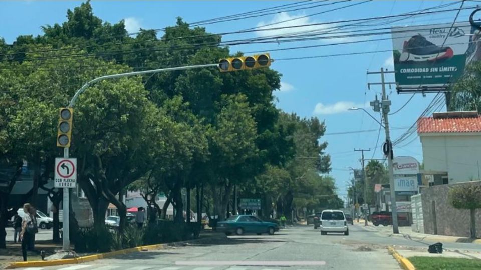 El bulevar Adolfo López Mateos en su cruce con Pradera permanece con semáforos apagados.