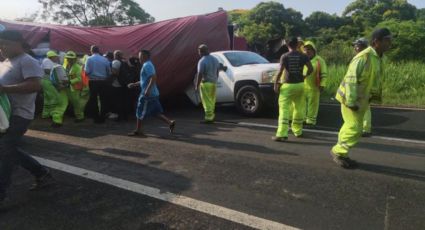 Choque de dos tráileres y camioneta provoca cierre de carretera y rapiña en Agua Dulce, Veracruz