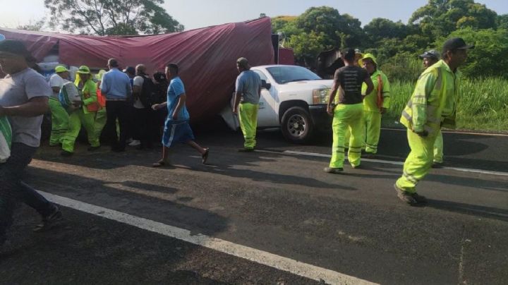 Choque de dos tráileres y camioneta provoca cierre de carretera y rapiña en Agua Dulce, Veracruz