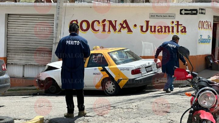 Muere taxista tras chocar contra poste de luz en Pachuca