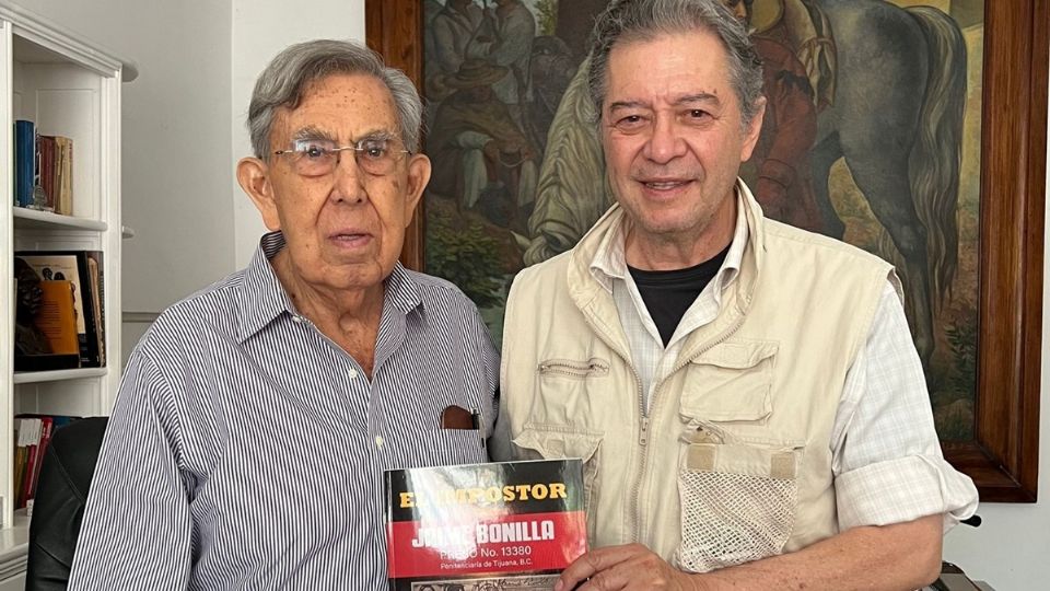 Jaime Martínez Veloz acudió con el ingeniero Cuauhtémoc Cárdenas a entregarle en persona su libro El impostor: Jaime Bonilla