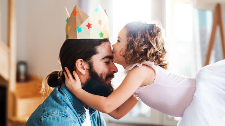 Antes de morir de cáncer papá redacta cartas para que sus hijas las reciban por 30 años