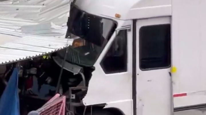 Choque en Iztapalapa; camión se impacta contra paradero de Constitución de 1917