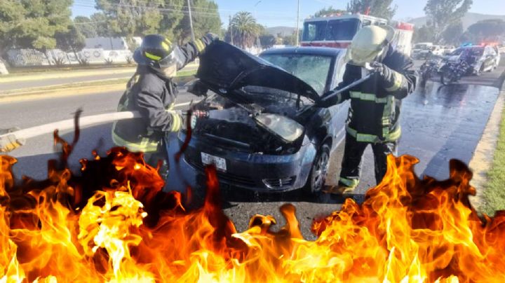 Incendio de auto en bulevar de Pachuca alerta al cuerpo de bomberos