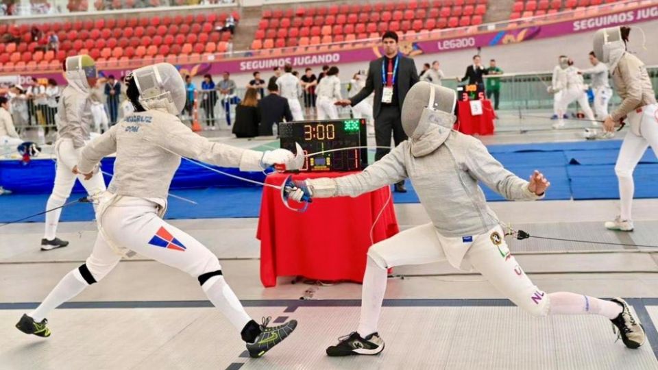 Regina Pedraza y Brandon Romo, estudiantes de la carrera de Ingeniería en Energías Renovables de la Unidad Académica Multidisciplinaria Reynosa Rodhe lograron obtener, respectivamente, medallas de bronce y plata en la competencia de sable