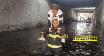 Granizada deja autos atrapados en bajo puente de Tlalnepantla; así rescataron a afectados