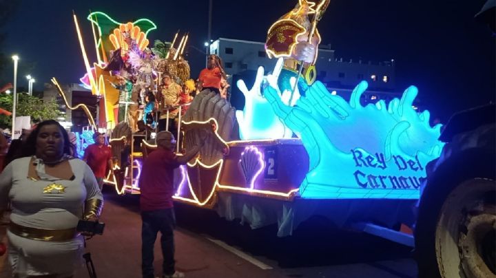 Itzel y “El Cremas” prenden el segundo desfile del Carnaval de Veracruz