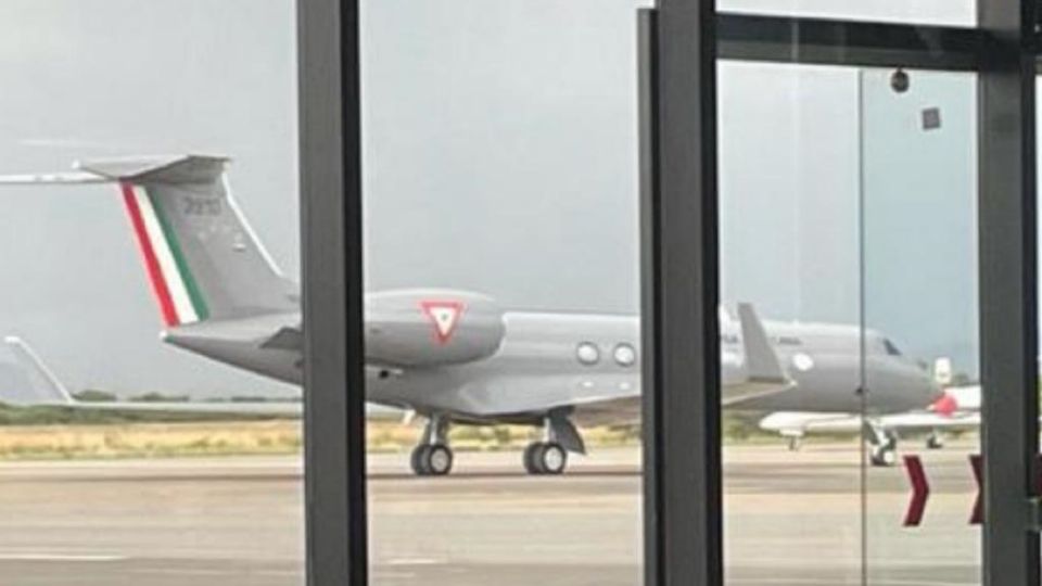 De acuerdo con fotografías en poder de La Silla Rota, el presidente viajó en un jet de lujo de la Fuerza Aérea Mexicana; el gabinete que lo acompañó también utilizó aviones del Ejército