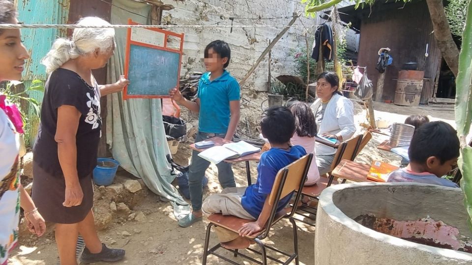 Abiertos al conocimiento, los niños convirtieron el patio de la casa en un aula a cielo abierto. Con la donación de pupitres hechos por Aleida Ruiz, se imaginan en la escuela y descubren el uso de herramientas como el lápiz y el cuaderno