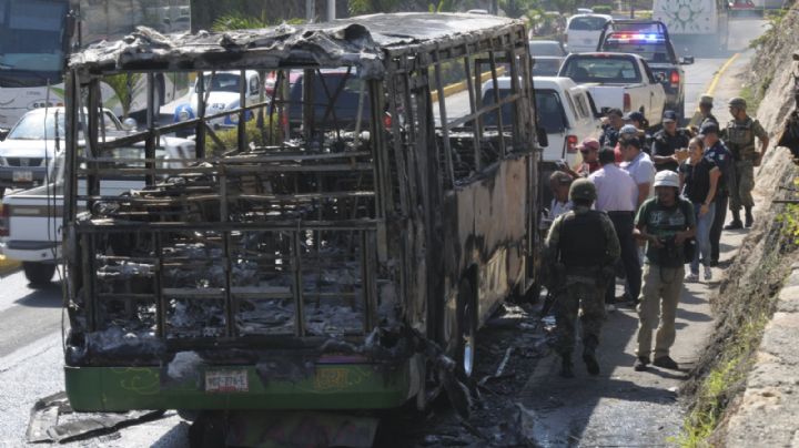Fuerte impacto en autopista deja 6 cuerpos calcinados y 53 lesionados