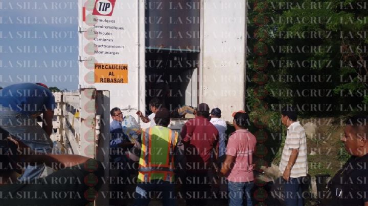 Abandonan tráiler con más de 120 migrantes en carretera de Jáltipan