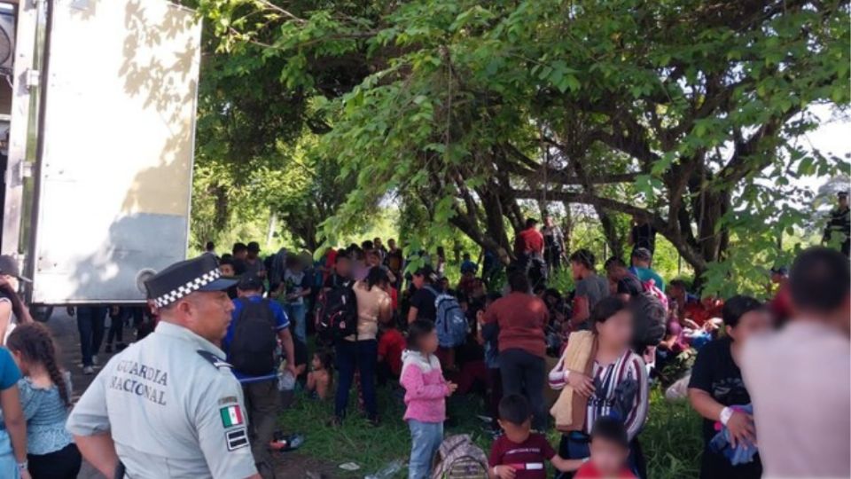 Hallan a migrantes hacinados en caja de tráiler