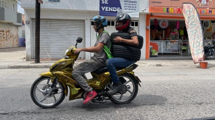 Se envuelve en llantas para cargarlas en una motocicleta, así las transportan en León