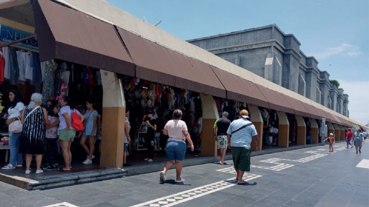 Mercado de artesanías de Veracruz se queda sin luz; exigen solución a CFE