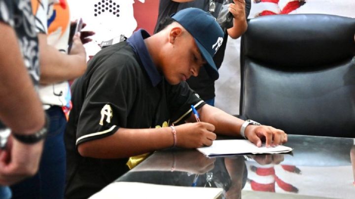 Veracruzano firma con equipo de beísbol Los Sultanes de Monterrey