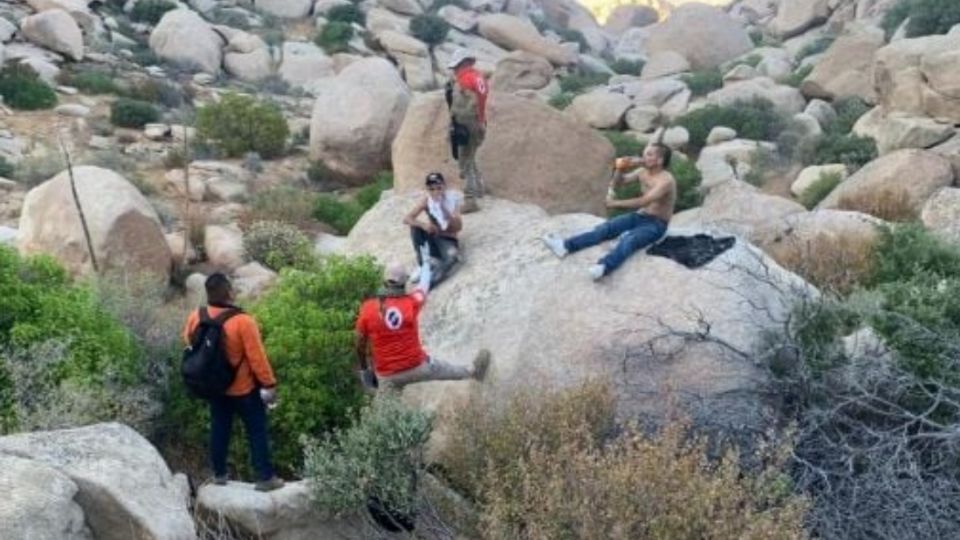El Grupo Beta de Tijuana y personal del INM en Tecate informaron que localizaron a los migrantes en un cañón rocoso, tras 15 horas de búsqueda en una montaña