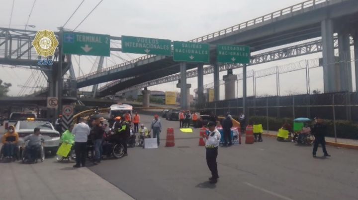 Caos en la Terminal 1 del AICM; bloqueo dura 3 horas