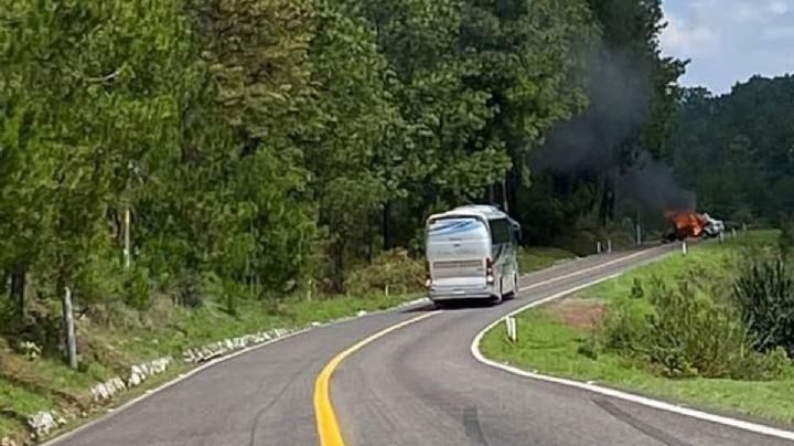 VIDEO | Chocan grupos rivales en Michoacán; incendian vehículos y bloquean caminos