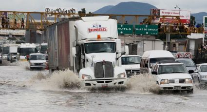 Lluvias fuertes dejan cientos de automovilistas varados en autopista Chamapa-Lechería