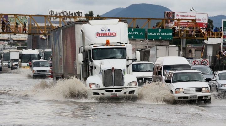 Lluvias fuertes dejan cientos de automovilistas varados en autopista Chamapa-Lechería