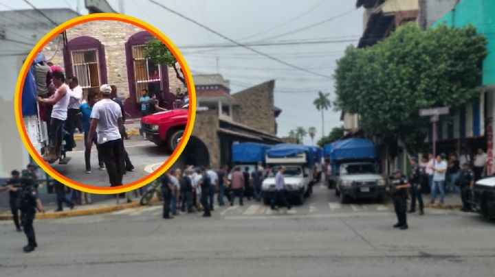 Comuneros retienen y “pasean” a secretario municipal y la policía sólo ve