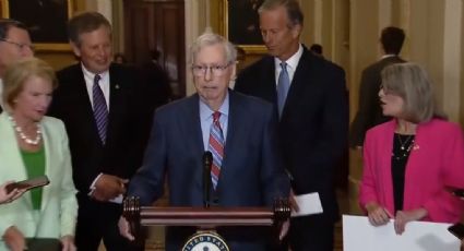 VIDEO | Mitch McConnell, senador de EU, se paraliza con eterno "eh" en conferencia