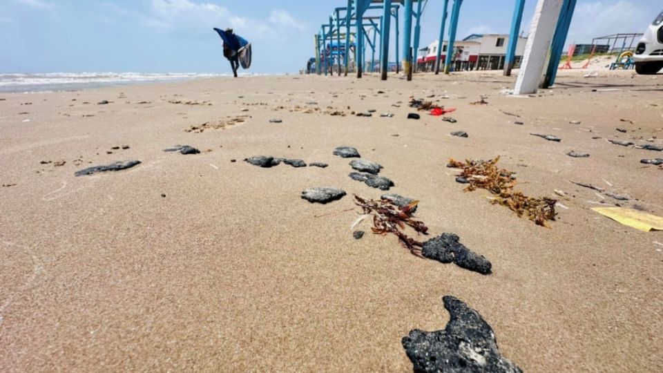 La organización “Conciencia Turística Tamaulipas” advierte que en playa Bagdad y en la Laguna Madre se observan ya manchones de chapapote que las corrientes marinas han arrastrado desde Campeche