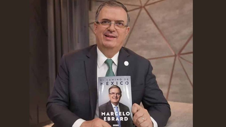 'Mi libro causó furor editorial': Ebrard
