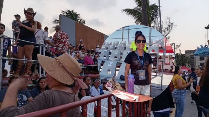 Con venta de gradas, Celia tiene ingreso extra durante Carnaval de Veracruz