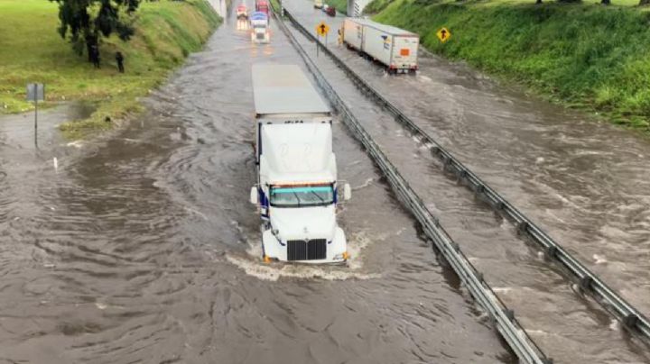 Fuertes lluvias generan tráfico vehicular pesado en autopista Puebla-Córdoba