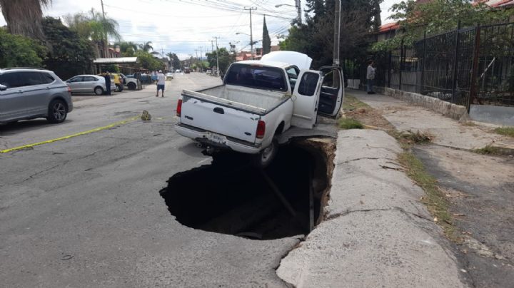 Sorprende socavón gigante en Zapopan, Jalisco (VIDEO)