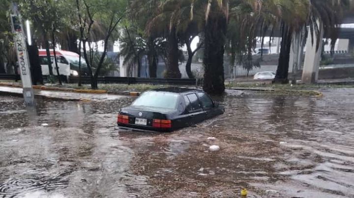 VIDEO | Tromba azota Naucalpan; autos flotan por inundaciones