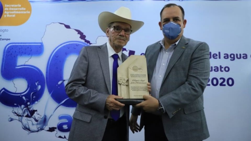 Miguel Ángel Solís Montemayor recibe reconocimiento por sus 50 años de trabajo como servidor público, primero en la Conagua y después en gobierno del estado de Guanajuato.