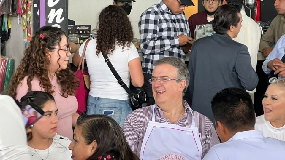 Ebrard en comida con vecinos de Ixtapaluca