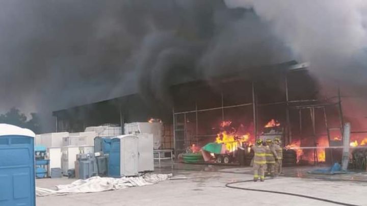 Se incendian químicos de empresa de baños portátiles en Tultitlán