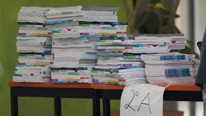 Libros de texto: reviran editores a AMLO