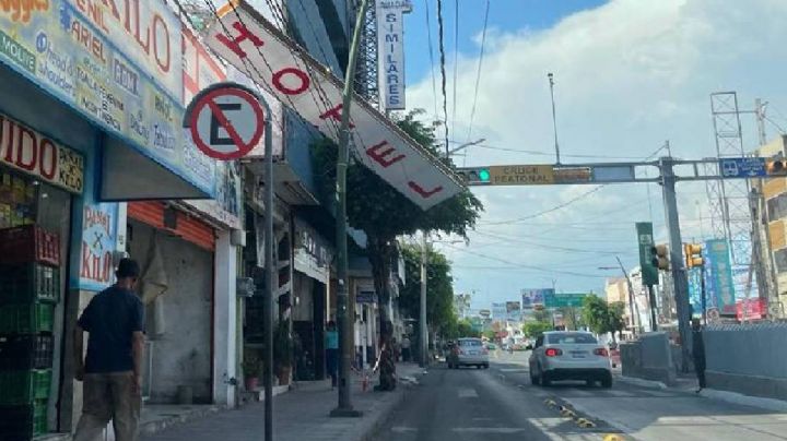 A punto de caer sobre comerciantes anuncio en la Miguel Alemán