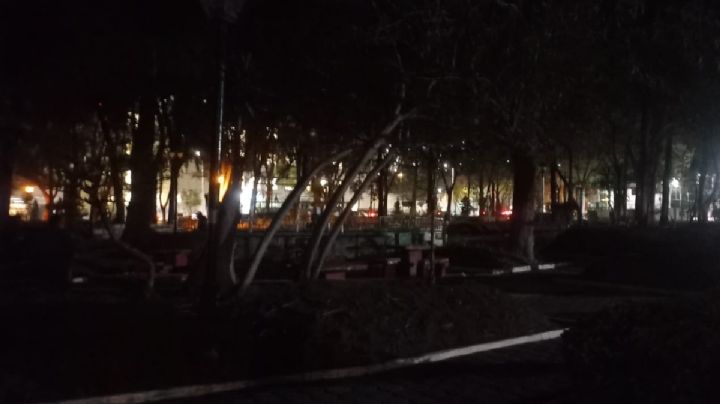En este parque de Pachuca sirven 8 de 64 focos, está en penumbras y roban celulares