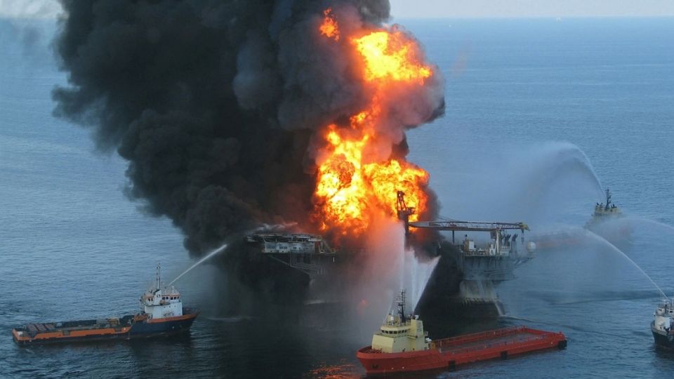 En abril de 2010 explotó la plataforma petrolífera 'Deepwater Horizon' en el Golfo de México. La rotura del pozo Macondo, perforado a 1,500 metros de profundidad, originó del incendio que causó la muerte de 11 trabajadores