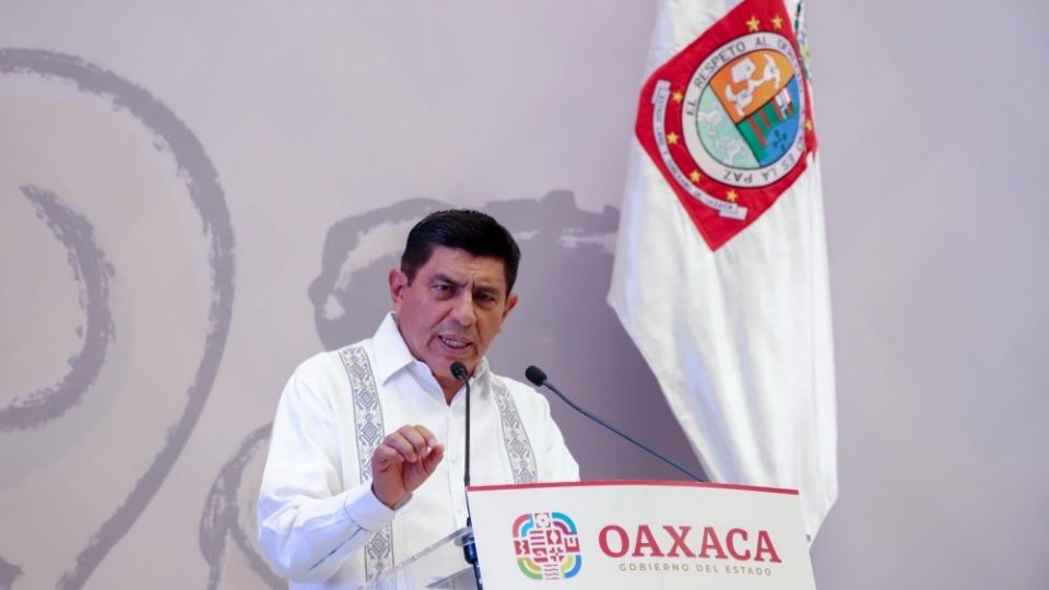 Es una burda estrategia en el marco del proceso electoral 2024; buscan obstruir al gobierno federal y empañar logros como la reducción de la pobreza y una economía en crecimiento, subraya gobernador de Oaxaca