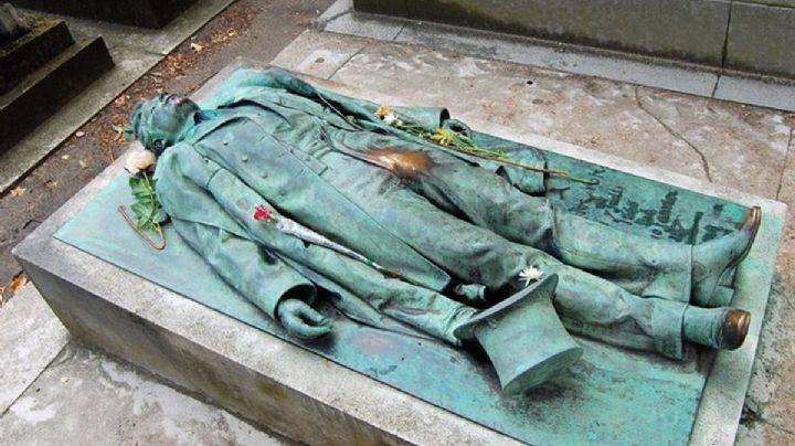 ¿Por qué la estatua del periodista francés Víctor Noir es la más manoseada del mundo?