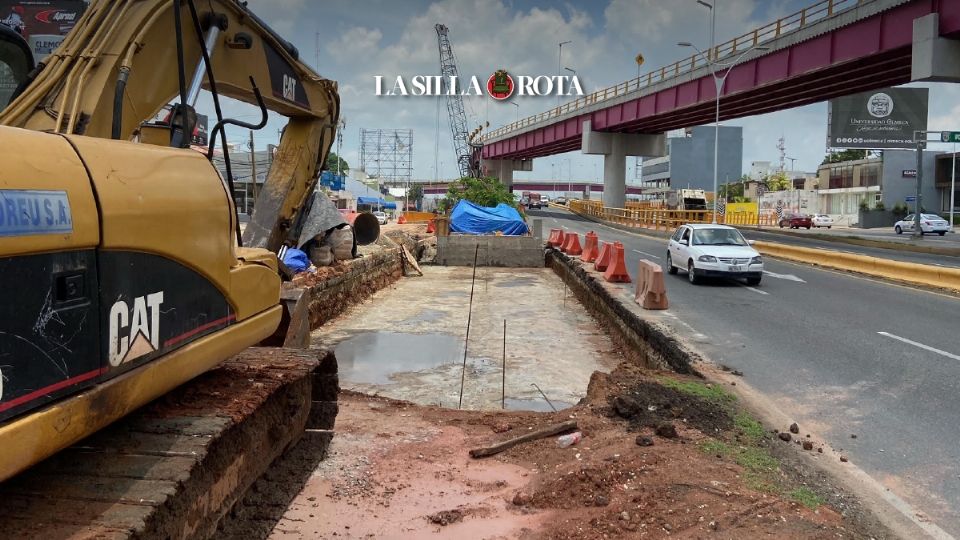 El Distribuidor Vial Universidad es una de las obras insignias del hoy gobernador con licencia de Tabasco y “corcholata” de Morena, Adán Augusto López, que la inició en septiembre de 2020 y prometió terminarla en 2021