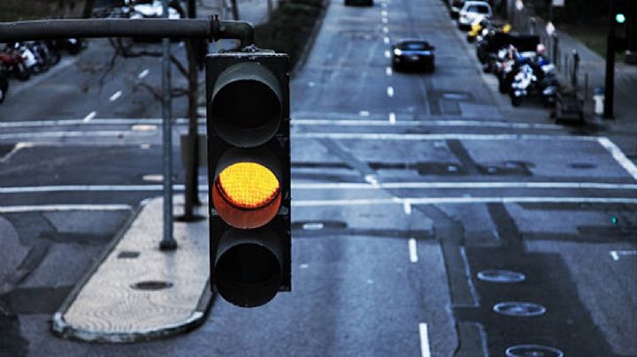 Eres de los que cruza el semáforo en amarillo, checa esto antes de que te multen