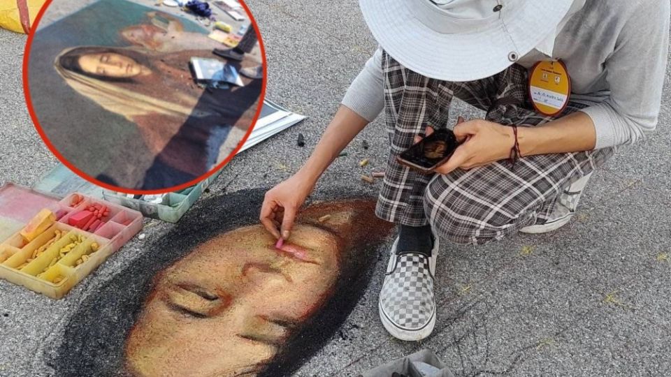 El artista, durante el desarrollo de su obra.