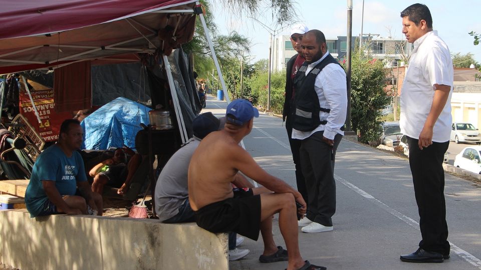 Las autoridades y activistas en Matamoros han trasladado a alrededor de 500 migrantes que habían estado viviendo a lo largo del río Bravo hacia un albergue, pero varios cientos más se han negado a abandonar el campamento cerca del río.