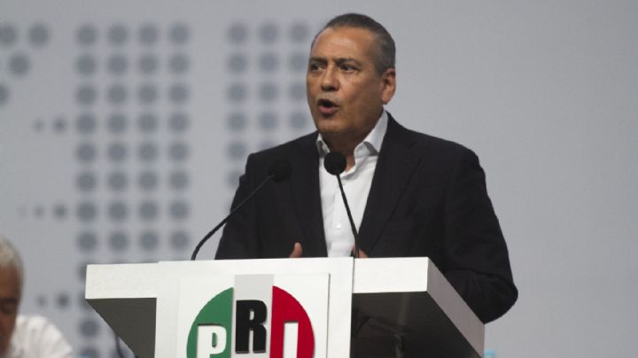 Manlio Fabio Beltrones y su credencial de la DFS