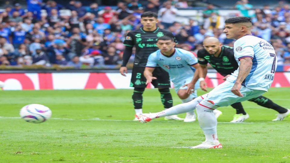 Uriel Antuna anota desde los once pasas ante Santos