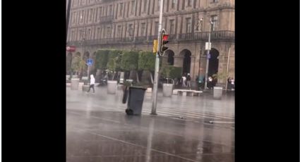 VIDEO | Bote de basura escapa de la fuerte lluvia en centro histórico de CDMX