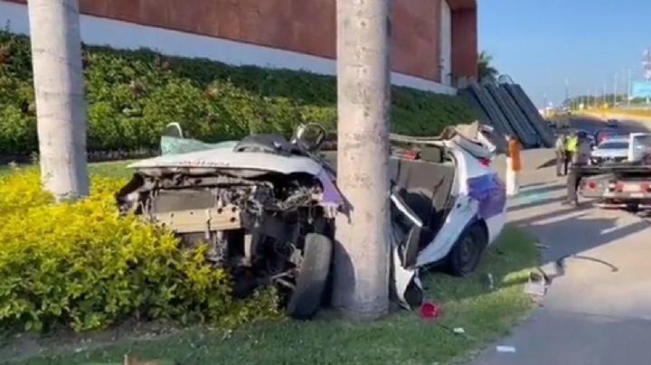 VIDEO: Así quedo un taxi tras impactarse contra una palmera en Cuernavaca