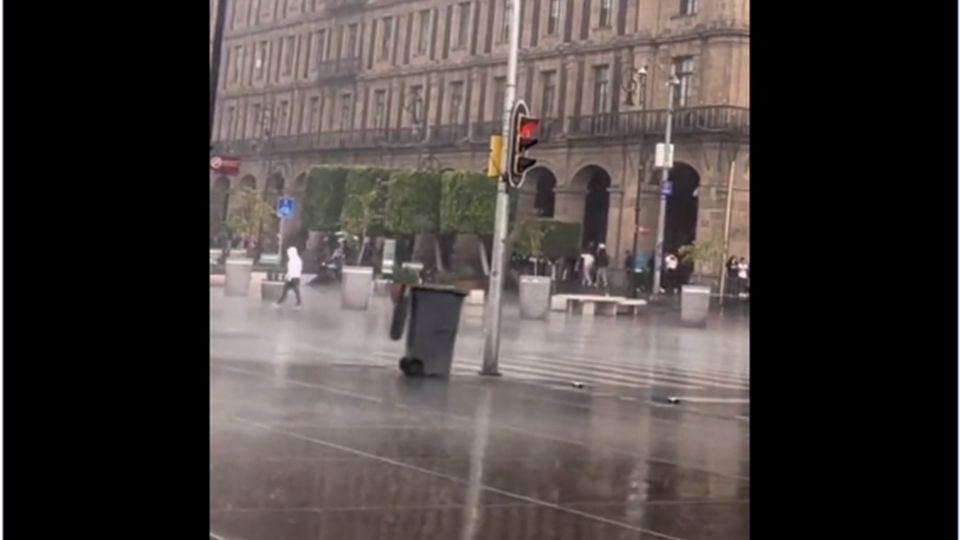 Bote de basura escapa de la lluvia a toda velocidad